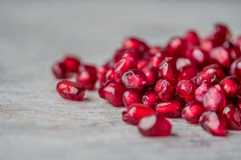 1 cup pomegranate seeds in grams